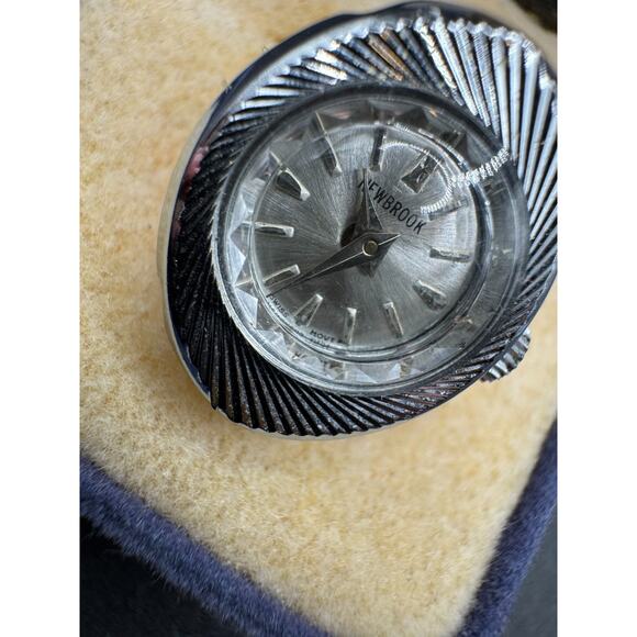 Newbrook Ladies\' Vintage Mechanical Ring Watch With A Silver-toned Dial And Case main image 9
